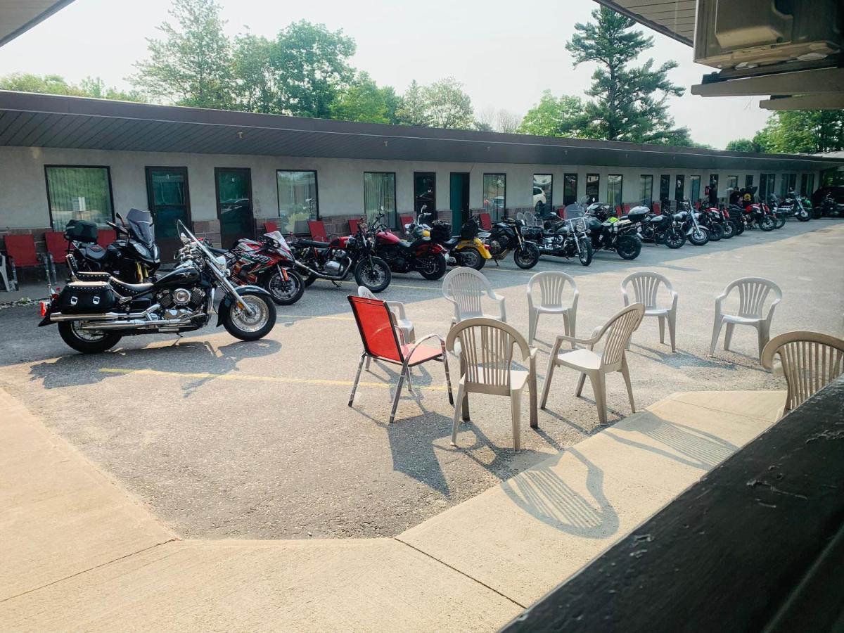 Town & Country Motel 패리사운드 외부 사진